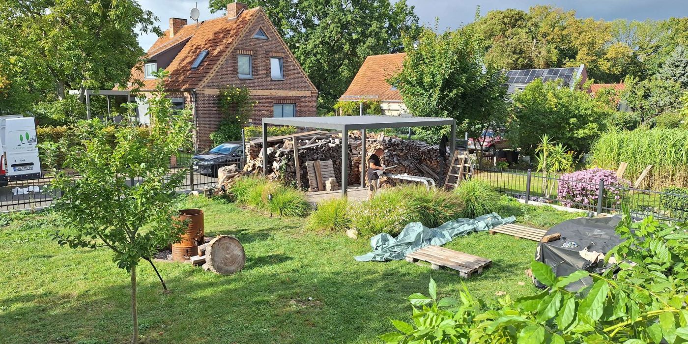 Garten mit Holzunterstand