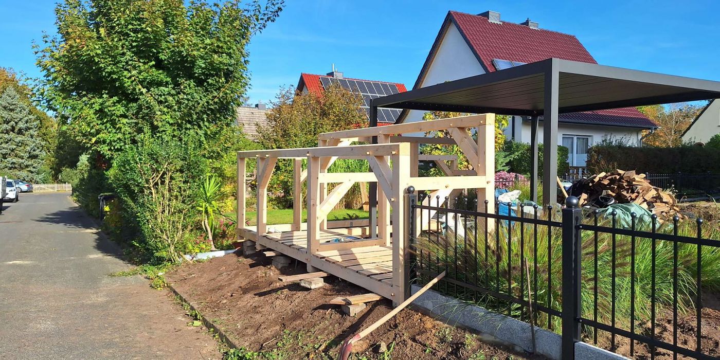 Garten mit Metallzaun