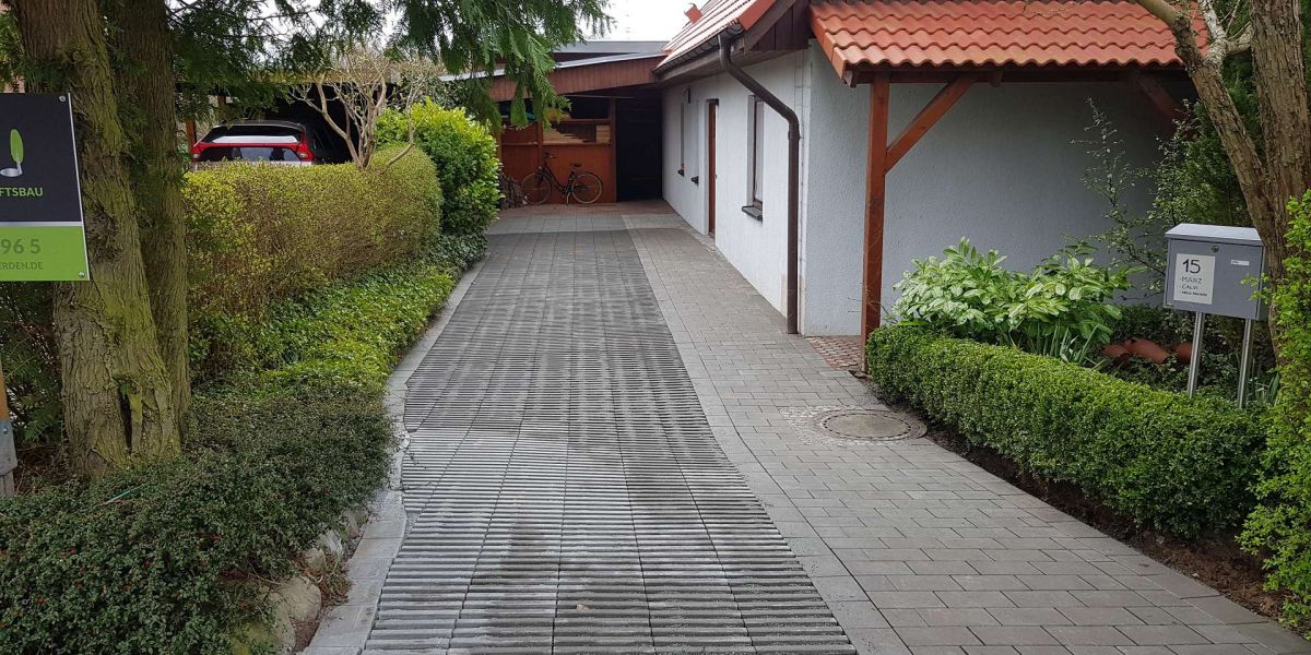 Einfahrt zum Carport