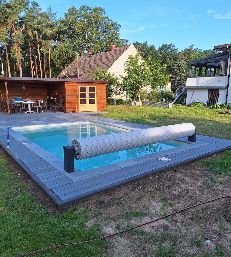 Garten mit Pool und Holzhütte