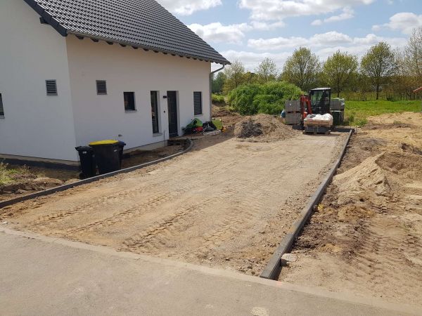 Einfahrt Haus und Bagger