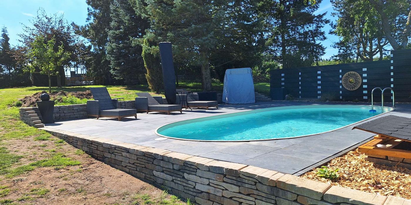 Garten mit Poolanlage