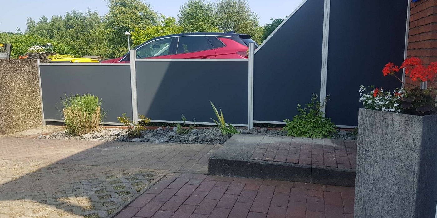 Eingang und Zaun als Trenner