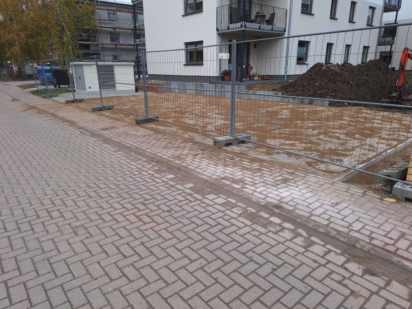 Gehweg , Zaun und Haus