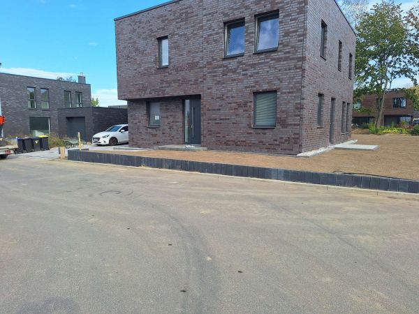 Haus mit Weg und EInfahrt