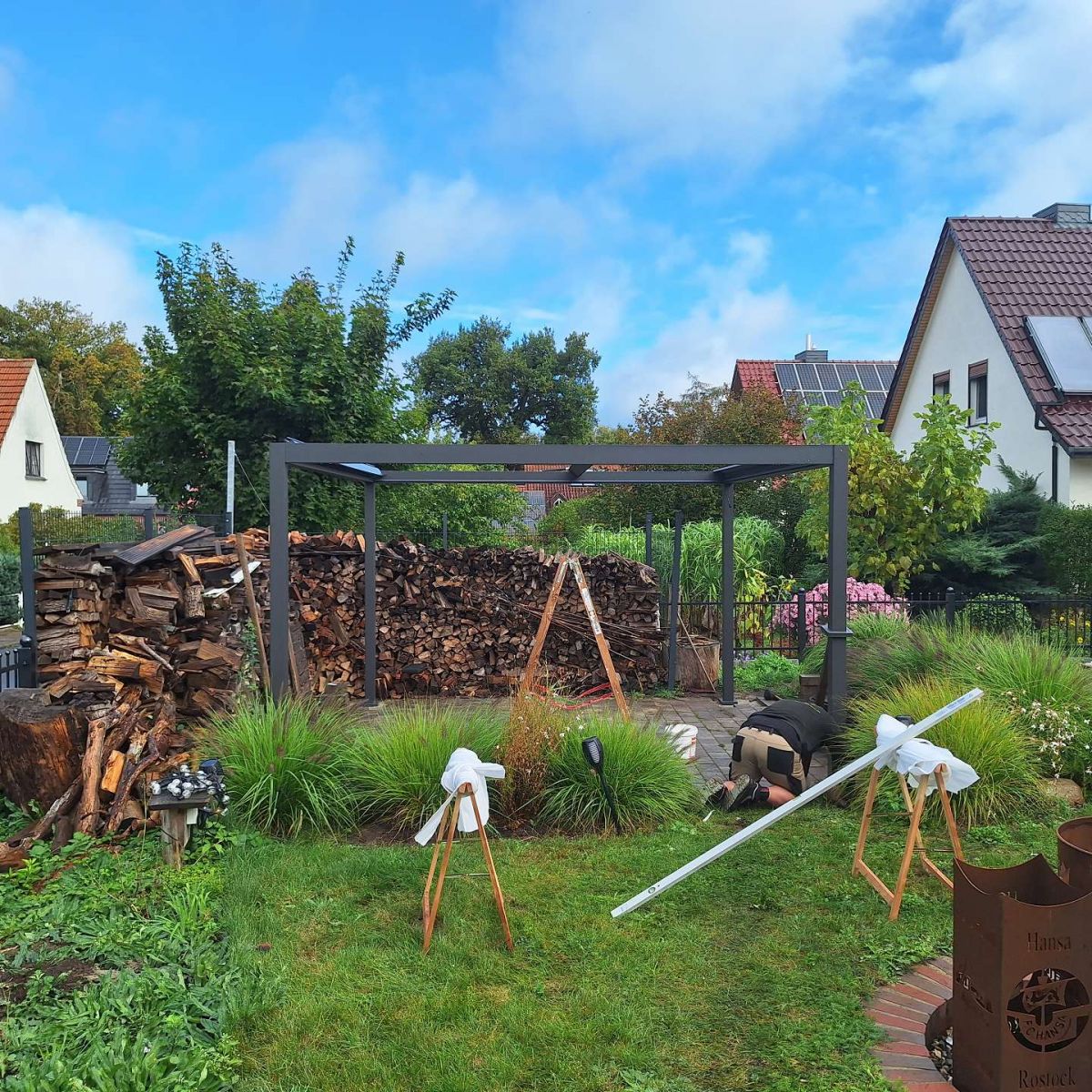 Garten mit Baumstämmen