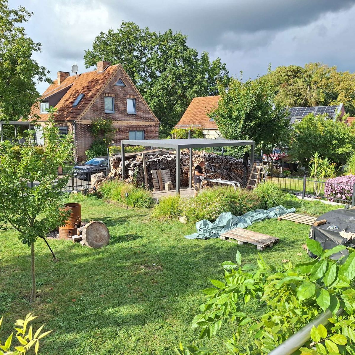 Garten mit Carport und Holz