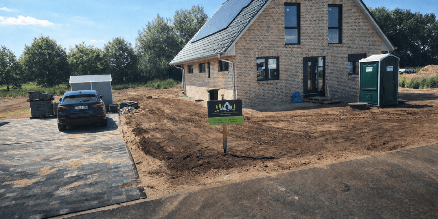 Haus mit Einfahrt und Grundstück