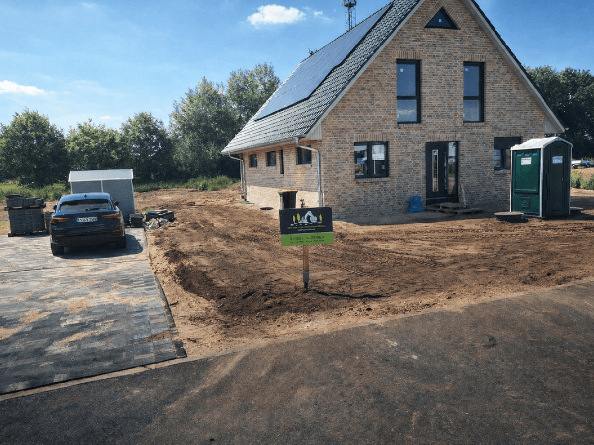 Haus auf Grundstück Sand und Einfahrt Auto